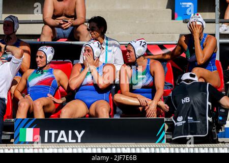 BUDAPEST, UNGARN - 30. JUNI: Claudia Roberta Marletta aus Italien, Valeria Palmieri (c) aus Italien, Giulia Viacava aus Italien während der FINA World Championships Budapest 2022 Halbfinale Italien gegen USA am 30. Juni 2022 in Budapest, Ungarn (Foto: Albert ten Hove/Orange Picles) Stockfoto