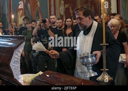 KIEW, UKRAINE - 30. JUNI 2022 - in der St.-Michaelskirche wird der Trauerdienst des Hospitalers Medical Bataillon-Mitglieds Nataliia Frausher ('Avstriik Stockfoto