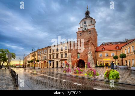 Lublin, Polen. Blick auf das berühmte Krakauer Tor (Brama Krakowska) bei Sonnenuntergang (HDR - Bild) Stockfoto