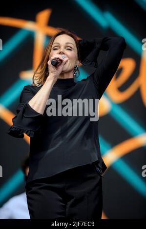 Belinda Carlise spielt ihre Hits live beim Lets Rock Leeds 80s Festival in Leeds. Stockfoto