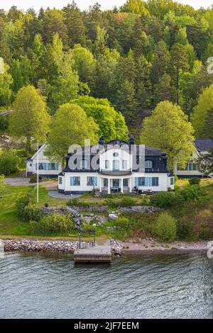 Ein Anwesen am Wasser auf einer der vielen Inseln des Stockholmer Archipels - hier Tynningo, Schweden Stockfoto