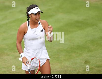 London, Großbritannien. 30.. Juni 2022. Heather Watson aus Großbritannien feiert beim zweiten Lauf der Frauen gegen Wang Qiang aus China bei der Wimbledon Tennis Championship in London, Großbritannien, am 30. Juni 2022. Quelle: Han Yan/Xinhua/Alamy Live News Stockfoto