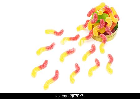 Großer Stapel von Gummiwürmern und Gelee-Bonbons in einer kleinen, auf Weiß isolierten Blechdose. Stockfoto