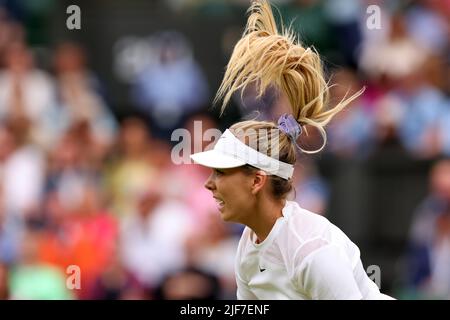 30.. Juni 2022, All England Lawn Tennis and Croquet Club, London, England; Wimbledon Tennisturnier; Katie Boulter dient Karolina Pliskova in den Damen-Singles Stockfoto