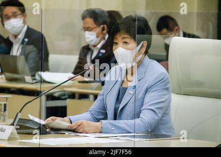 Tokio, Japan. 30.. Juni 2022. Der Gouverneur von Tokio, Yuriko Koike, spricht während eines Treffens mit dem Oberbürgermeister der Stadt London, Alderman Vincent Keaveny (nicht abgebildet), im Regierungsgebäude der Metropole Tokio. Bürgermeister Keaveny und seine Delegation besuchten die Gouverneurin von Tokio, Yuriko Koike, um die Beziehungen zwischen den Stadtverwaltungen zu festigen. (Bild: © Rodrigo Reyes Marin/ZUMA Press Wire) Stockfoto