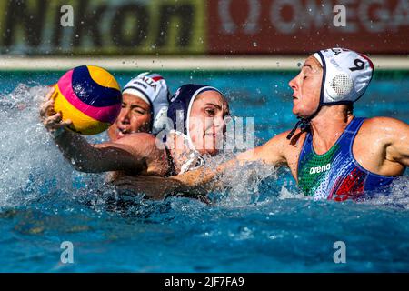 BUDAPEST, UNGARN - 30. JUNI: Tara Prentice der Vereinigten Staaten, Giulia Emmolo von Italien während der FINA World Championships Budapest 2022 Halbfinalspiel Italien gegen USA am 30. Juni 2022 in Budapest, Ungarn (Foto: Albert ten Hove/Orange Picts) Stockfoto