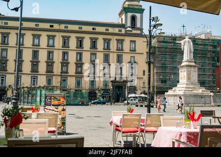 Piazza Dante ist ein großer öffentlicher Platz in Neapel, Italien, benannt nach dem Dichter Dante Alighieri. Der Platz wird von einer Statue aus dem 19.. Jahrhundert dominiert Stockfoto