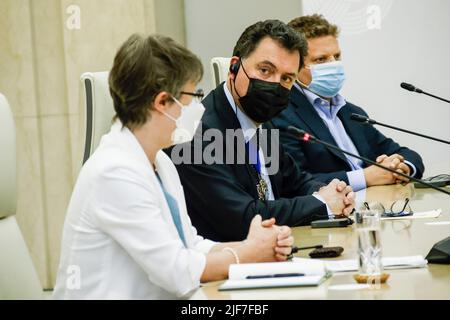 Tokio, Japan. 30.. Juni 2022. Der Oberbürgermeister der Stadt London, Alderman Vincent Keaveny (C), nimmt an einem Treffen mit dem Gouverneur von Tokio, Yuriko Koike (nicht abgebildet), im Regierungsgebäude der Metropole Tokio Teil. Bürgermeister Keaveny und seine Delegation besuchten die Gouverneurin von Tokio, Yuriko Koike, um die Beziehungen zwischen den Stadtverwaltungen zu festigen. (Bild: © Rodrigo Reyes Marin/ZUMA Press Wire) Stockfoto