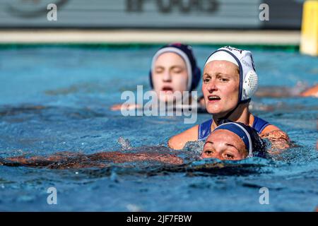 BUDAPEST, UNGARN - 30. JUNI: Elisa Queirolo aus Italien, Bayley Weber aus den Vereinigten Staaten während der FINA World Championships Budapest 2022 Halbfinalspiel Italien gegen USA am 30. Juni 2022 in Budapest, Ungarn (Foto: Albert ten Hove/Orange Picts) Stockfoto