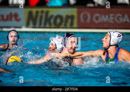 BUDAPEST, UNGARN - 30. JUNI: Tara Prentice der Vereinigten Staaten, Giulia Emmolo von Italien während der FINA World Championships Budapest 2022 Halbfinalspiel Italien gegen USA am 30. Juni 2022 in Budapest, Ungarn (Foto: Albert ten Hove/Orange Picts) Stockfoto