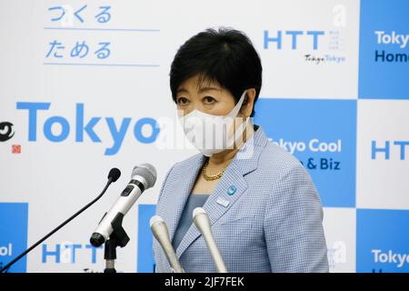 Tokio, Japan. 30.. Juni 2022. Der Gouverneur von Tokio, Yuriko Koike, beantwortet Fragen von Journalisten, nachdem er ein Treffen mit dem Oberbürgermeister der Stadt London, Alderman Vincent Keaveny (nicht abgebildet), im Tokyo Metropolitan Government Building beendet hat. Bürgermeister Keaveny und seine Delegation besuchten die Gouverneurin von Tokio, Yuriko Koike, um die Beziehungen zwischen den Stadtverwaltungen zu festigen. (Bild: © Rodrigo Reyes Marin/ZUMA Press Wire) Stockfoto