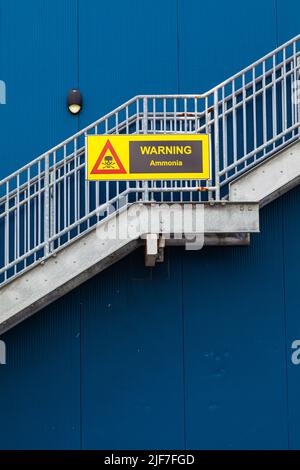 Ein Ammoniak-Warnschild an der Seite einer industriellen Eisfabrik in Steveston, British Columbia, Kanada Stockfoto
