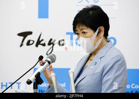 Tokio, Japan. 30.. Juni 2022. Der Gouverneur von Tokio, Yuriko Koike, beantwortet Fragen von Journalisten, nachdem er ein Treffen mit dem Oberbürgermeister der Stadt London, Alderman Vincent Keaveny (nicht abgebildet), im Tokyo Metropolitan Government Building beendet hat. Bürgermeister Keaveny und seine Delegation besuchten die Gouverneurin von Tokio, Yuriko Koike, um die Beziehungen zwischen den Stadtverwaltungen zu festigen. (Bild: © Rodrigo Reyes Marin/ZUMA Press Wire) Stockfoto