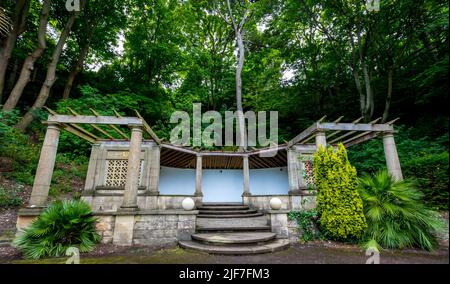 Versteckt unten in der Kreidefelsen der Italienische Garten. Ein abgeschiedener Garten in einem bewaldeten Amphitheater Stockfoto