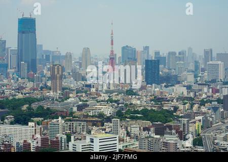 Tokio, Japan. 30.. Juni 2022. Eine allgemeine Ansicht der Gebäude im Zentrum von Tokio, Japan, am 30. Juni 2022. Die japanische Regierung forderte die Haushalte und Unternehmen in Tokio auf, angemessene Energiesparmethoden zu ergreifen, um den Stromverbrauch aufgrund der steigenden hohen Witterungstemperaturen und Infrastrukturprobleme zu reduzieren. Quelle: AFLO/Alamy Live News Stockfoto