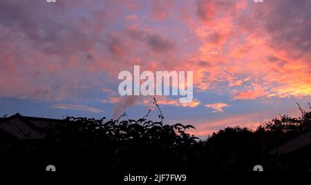 Sonnenuntergang und leichte Wolkenbildung über Morecambe Bay, Lancashire Stockfoto