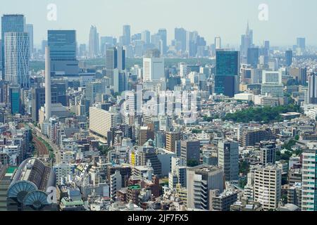 Tokio, Japan. 30.. Juni 2022. Eine allgemeine Ansicht der Gebäude im Zentrum von Tokio, Japan, am 30. Juni 2022. Die japanische Regierung forderte die Haushalte und Unternehmen in Tokio auf, angemessene Energiesparmethoden zu ergreifen, um den Stromverbrauch aufgrund der steigenden hohen Witterungstemperaturen und Infrastrukturprobleme zu reduzieren. Quelle: AFLO/Alamy Live News Stockfoto