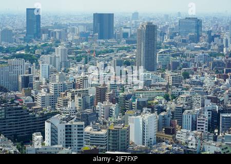 Tokio, Japan. 30.. Juni 2022. Eine allgemeine Ansicht der Gebäude im Zentrum von Tokio, Japan, am 30. Juni 2022. Die japanische Regierung forderte die Haushalte und Unternehmen in Tokio auf, angemessene Energiesparmethoden zu ergreifen, um den Stromverbrauch aufgrund der steigenden hohen Witterungstemperaturen und Infrastrukturprobleme zu reduzieren. Quelle: AFLO/Alamy Live News Stockfoto