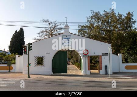 Chiclana de la Frontera, Caáiz, Spanien - 05. Februar 2022: Eingang zum öffentlichen Park El Campito in Chiclana de la Frontera Stockfoto