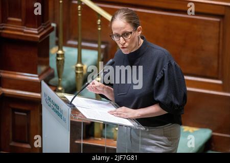 Die neue Staatssekretärin für Asyl- und Migrationspolitik Nicole de Moor im Bild während einer Plenarsitzung der Kammer im Bundestag in Brüssel, Donnerstag, 30. Juni 2022. BELGA FOTO NICOLAS MAETERLINCK Stockfoto