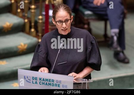 Die neue Staatssekretärin für Asyl- und Migrationspolitik Nicole de Moor im Bild während einer Plenarsitzung der Kammer im Bundestag in Brüssel, Donnerstag, 30. Juni 2022. BELGA FOTO NICOLAS MAETERLINCK Stockfoto