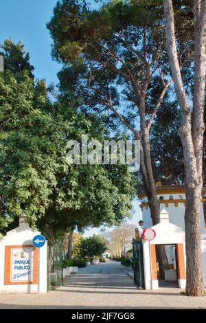 Chiclana de la Frontera, Caáiz, Spanien - 05. Februar 2022: Hinterer Eingang des öffentlichen Parks El Campito Stockfoto