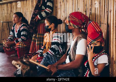 Koronadal, PH - 29. August 2021: Team von einheimischen T'boli, die Kunst in traditioneller Kleidung aufführen, während sie Bambuspercussion-Musikinstrumente spielen Stockfoto