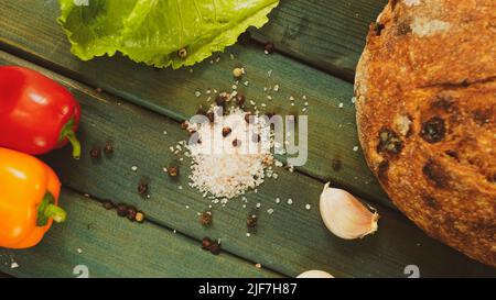 Gemüse mit frischen Bio-Obst und Gemüsefutter. Gesunde Ernährung rustikalen Bauernhaus Stil hausgemachtes Brot roten Himalaya-Salz Stockfoto