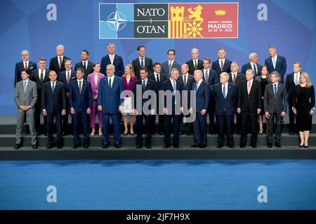 Madrid, Spanien. 29.. Juni 2022. Die Teilnehmer des Gipfels der Organisation des Nordatlantikvertrags (NATO) 2022 posieren für ein Gruppenfoto in Madrid, Spanien, am 29. Juni 2022. Quelle: Juan Carlos Rojas/Xinhua/Alamy Live News Stockfoto