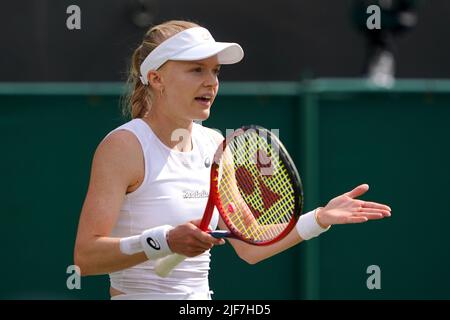 Die britische Harriet Dart reagiert während ihres Spiels gegen die US-Amerikanerin Jessica Pegula am vierten Tag der Wimbledon Championships 2022 beim All England Lawn Tennis and Croquet Club in Wimbledon. Bilddatum: Donnerstag, 30. Juni 2022. Stockfoto