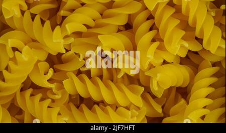 Pasta in einem Gericht trocken appetitlich Spiral Makkaroni in der Küche Zubereitung von Speisen Stockfoto