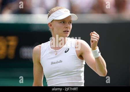 Die britische Harriet Dart reagiert während ihres Spiels gegen die US-Amerikanerin Jessica Pegula am vierten Tag der Wimbledon Championships 2022 beim All England Lawn Tennis and Croquet Club in Wimbledon. Bilddatum: Donnerstag, 30. Juni 2022. Stockfoto