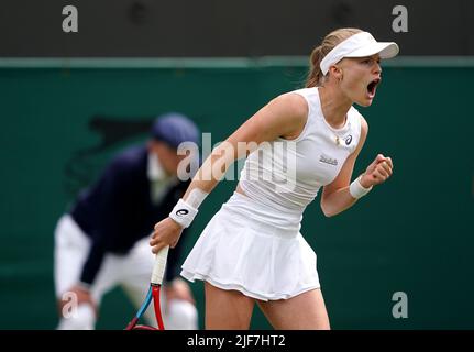 Die britische Harriet Dart reagiert während ihres Spiels gegen die US-Amerikanerin Jessica Pegula am vierten Tag der Wimbledon Championships 2022 beim All England Lawn Tennis and Croquet Club in Wimbledon. Bilddatum: Donnerstag, 30. Juni 2022. Stockfoto