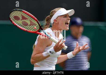 Die britische Harriet Dart reagiert während ihres Spiels gegen die US-Amerikanerin Jessica Pegula am vierten Tag der Wimbledon Championships 2022 beim All England Lawn Tennis and Croquet Club in Wimbledon. Bilddatum: Donnerstag, 30. Juni 2022. Stockfoto