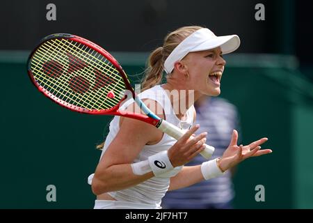 Die britische Harriet Dart reagiert während ihres Spiels gegen die US-Amerikanerin Jessica Pegula am vierten Tag der Wimbledon Championships 2022 beim All England Lawn Tennis and Croquet Club in Wimbledon. Bilddatum: Donnerstag, 30. Juni 2022. Stockfoto