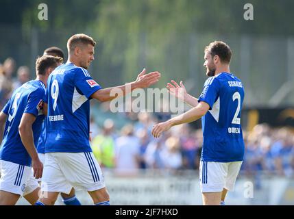 Simon TERODDE (GE) High Fives Thomas OUWEJAN (GE), Fußball-Testspiel VfB Huels - FC Schalke 04 (GE) 0:14, am 29.. Juni 2022 in Marl/Deutschland. #Die DFL-Vorschriften verbieten die Verwendung von Fotos als Bildsequenzen und/oder quasi-Video # Â Stockfoto