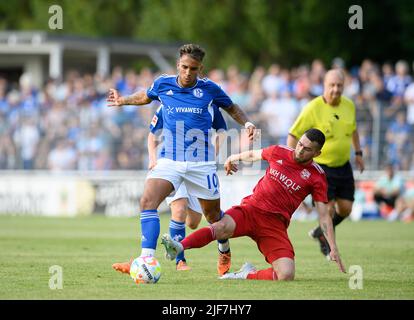 Rodrigo ZALAZAR (GE) wird vom deutschen PRUDETSKLY r. geschlagen (Huels) Fouls, Foul, Action, Duels, Graetsche, Fußball-Testspiel VfB Huels - FC Schalke 04 (GE) 0:14, am 29.. Juni 2022 in Marl/Deutschland. #Die DFL-Vorschriften verbieten die Verwendung von Fotos als Bildsequenzen und/oder quasi-Video # Â Stockfoto