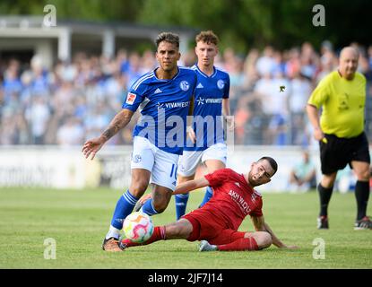 Rodrigo ZALAZAR (GE) wird vom deutschen PRUDETSKLY r. geschlagen (Huels) Fouls, Foul, Action, Duels, Graetsche, Fußball-Testspiel VfB Huels - FC Schalke 04 (GE) 0:14, am 29.. Juni 2022 in Marl/Deutschland. #Die DFL-Vorschriften verbieten die Verwendung von Fotos als Bildsequenzen und/oder quasi-Video # Â Stockfoto