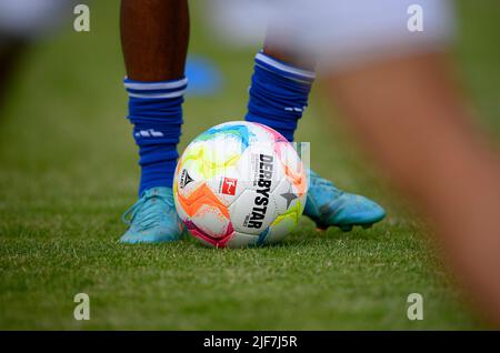 Feature, Derbystar Ball, SELECT, offizieller Bundesliga-Spielball, Matchball Fußball-Testspiel VfB Huels - FC Schalke 04 (GE) 0:14, am 29.. Juni 2022 in Marl/Deutschland. #Die DFL-Vorschriften verbieten die Verwendung von Fotos als Bildsequenzen und/oder quasi-Video # Â Stockfoto