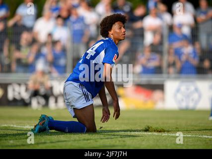 Sidi SANE (GE) kniet am 29.. Juni 2022 in Marl beim Bodenfußball-Testspiel VfB Huels - FC Schalke 04 (GE) 0:14. #Die DFL-Vorschriften verbieten die Verwendung von Fotos als Bildsequenzen und/oder quasi-Video # Â Stockfoto