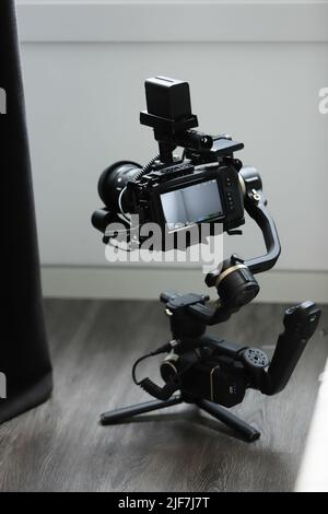 Videostabilisator mit Kamera auf dem Boden Stockfoto