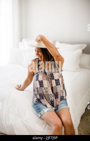 Chinesische Frau Modeling Patchwork Top in San Diego Stockfoto