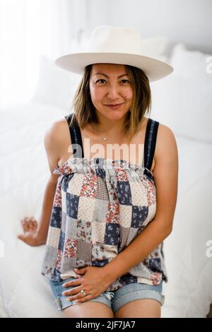 Chinesische Frau Modeling Patchwork Top in San Diego Stockfoto