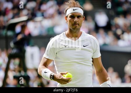 London, Großbritannien, 30.. Juni 2022: Rafael Nadal aus Spanien ist während des Wimbledon Championchips 2022 im All England Lawn Tennis and Croquet Club in London im Einsatz. Kredit: Frank Molter/Alamy Live Nachrichten Stockfoto