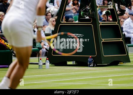 London, Großbritannien, 30.. Juni 2022: Rafael Nadal aus Spanien ist während des Wimbledon Championchips 2022 im All England Lawn Tennis and Croquet Club in London im Einsatz. Kredit: Frank Molter/Alamy Live Nachrichten Stockfoto