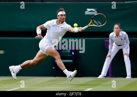 London, Großbritannien, 30.. Juni 2022: Rafael Nadal aus Spanien ist während des Wimbledon Championchips 2022 im All England Lawn Tennis and Croquet Club in London im Einsatz. Kredit: Frank Molter/Alamy Live Nachrichten Stockfoto