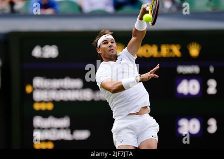 London, Großbritannien, 30.. Juni 2022: Rafael Nadal aus Spanien ist während des Wimbledon Championchips 2022 im All England Lawn Tennis and Croquet Club in London im Einsatz. Kredit: Frank Molter/Alamy Live Nachrichten Stockfoto