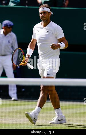 London, Großbritannien, 30.. Juni 2022: Rafael Nadal aus Spanien ist während des Wimbledon Championchips 2022 im All England Lawn Tennis and Croquet Club in London im Einsatz. Kredit: Frank Molter/Alamy Live Nachrichten Stockfoto