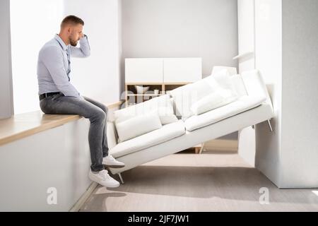 Mangel An Raum Innenarchitektur Fehler. Sofamöbel Passen Nicht Stockfoto