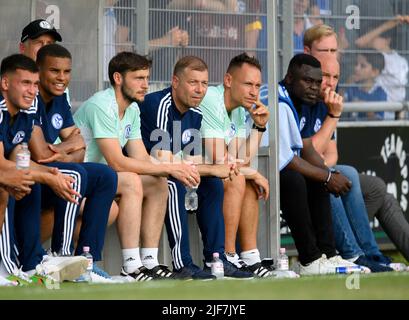 Von links nach rechts Mehmet AYDIN (GE), Malick THIAW (GE), Co-Trainer Matthias KREUTZER (GE), Trainer Frank KRAMER (GE), Co-Trainer Beniamino MOLINARI (GE), Gerald ASAMOAH (GE, Lizenzchef), Sportdirektor Rouven SCHROEDER (Schröder) (GE) Fußballtestspiel VfB Huels - FC Schalke 04 (GE) 0:14, am 29.. Juni 2022 in Marl/Deutschland. #Die DFL-Vorschriften verbieten die Verwendung von Fotos als Bildsequenzen und/oder quasi-Video # Â Stockfoto